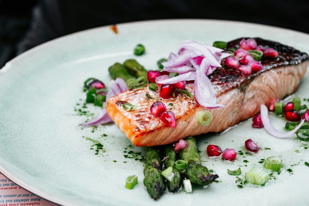 El placer de la simplicidad: salmón a la plancha en tu cocina
